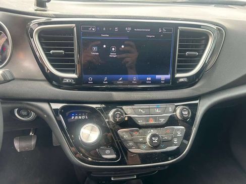 Used 2025 Chrysler Pacifica Select FWD image 14