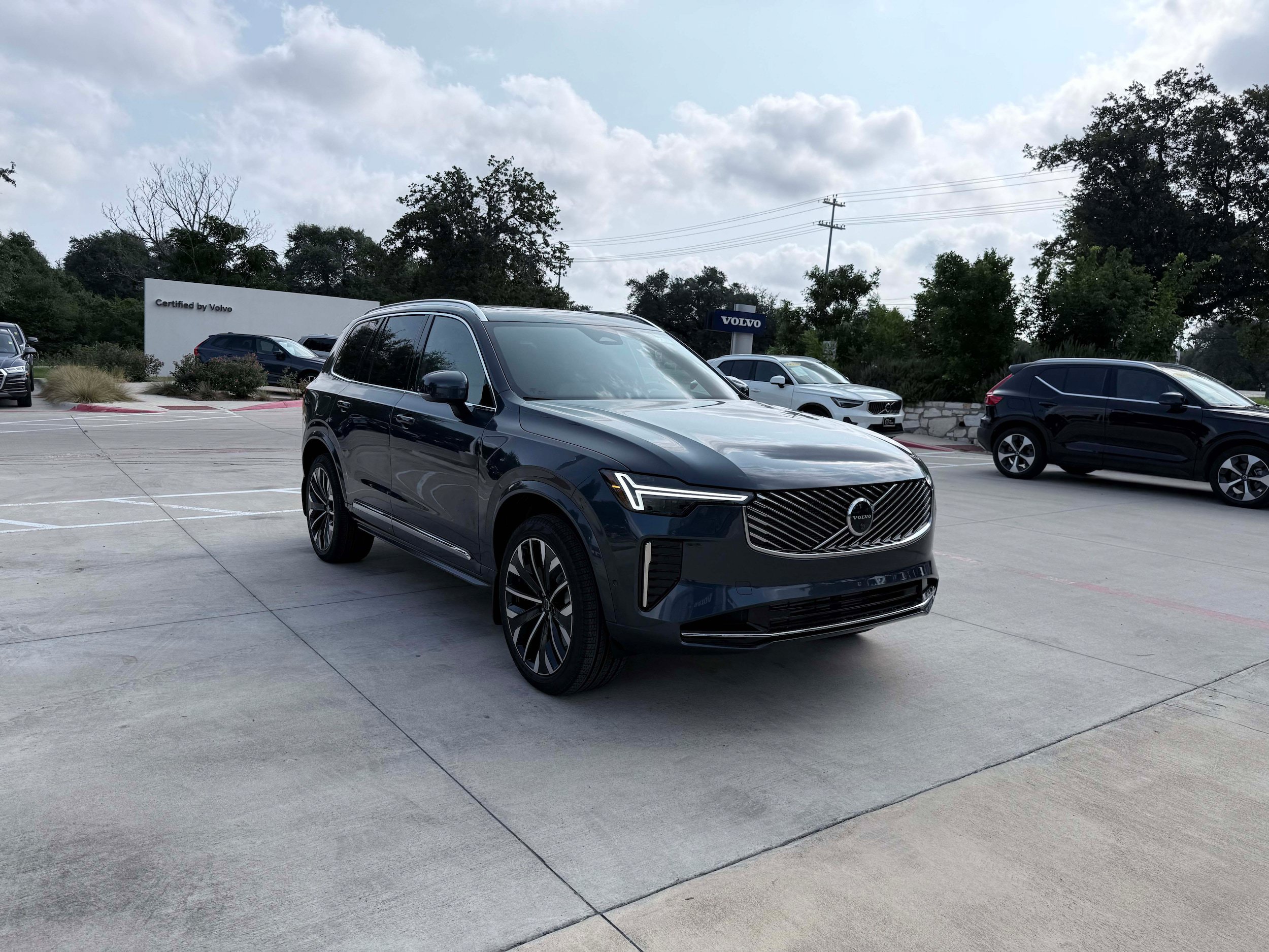 New 2026 Volvo XC90 T8 Plus w/ Protection Package Premier AWD/4WD image 8