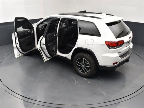Used 2017 Jeep Grand Cherokee Trailhawk w/ Trailhawk Luxury Group image 28