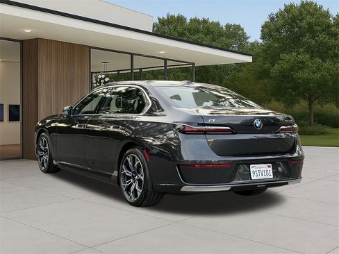 Used 2025 BMW i7 eDrive50 image 10