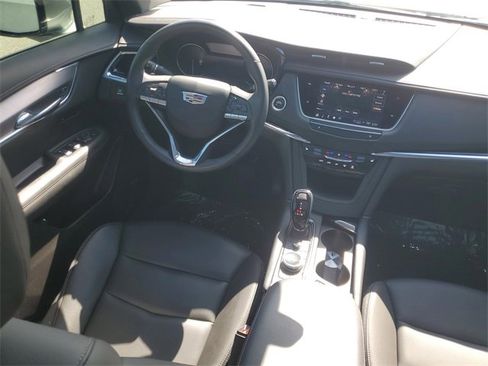 Used 2023 Cadillac XT6 Luxury image 14