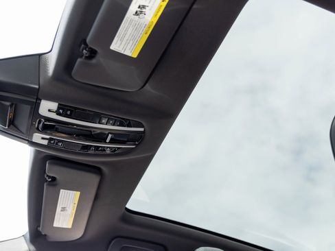 Certified 2023 Porsche Cayenne Platinum Edition w/ Performance Package image 28