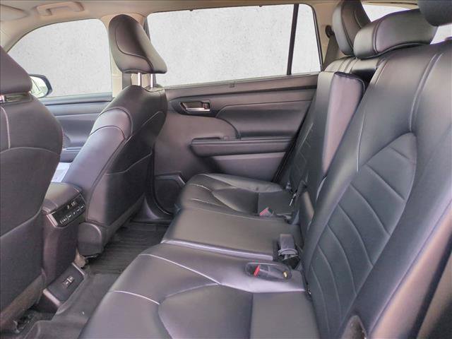 Used 2024 Toyota Highlander XLE FWD image 18