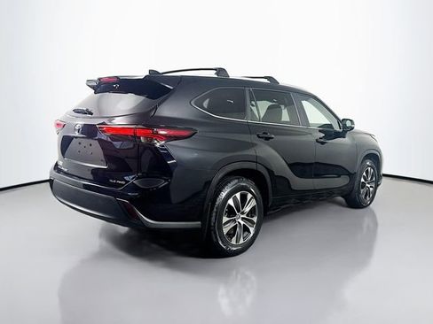 Certified 2024 Toyota Highlander XLE AWD/4WD image 8