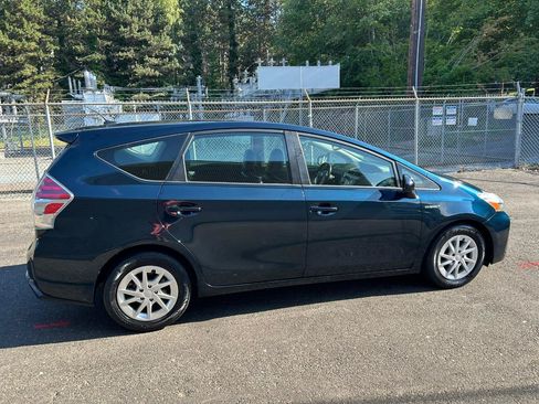 Used 2017 Toyota Prius V Four w/ Carpet Mat Package FWD image 4