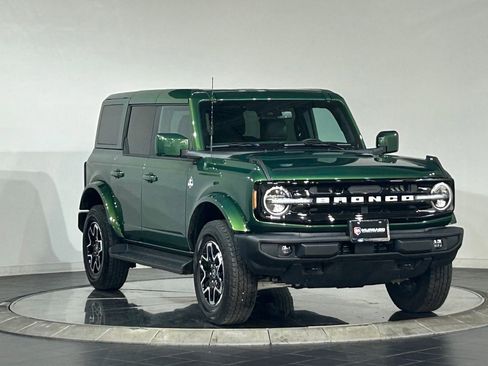 Used 2025 Ford Bronco Outer Banks AWD/4WD image 2