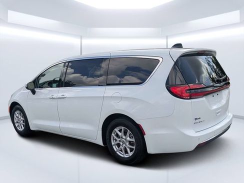 Used 2023 Chrysler Pacifica Touring-L FWD image 5