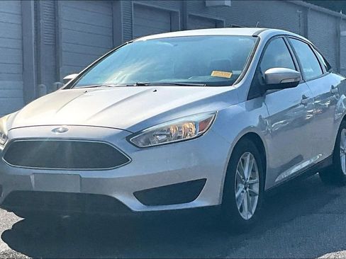 Used 2017 Ford Focus SE FWD image 2