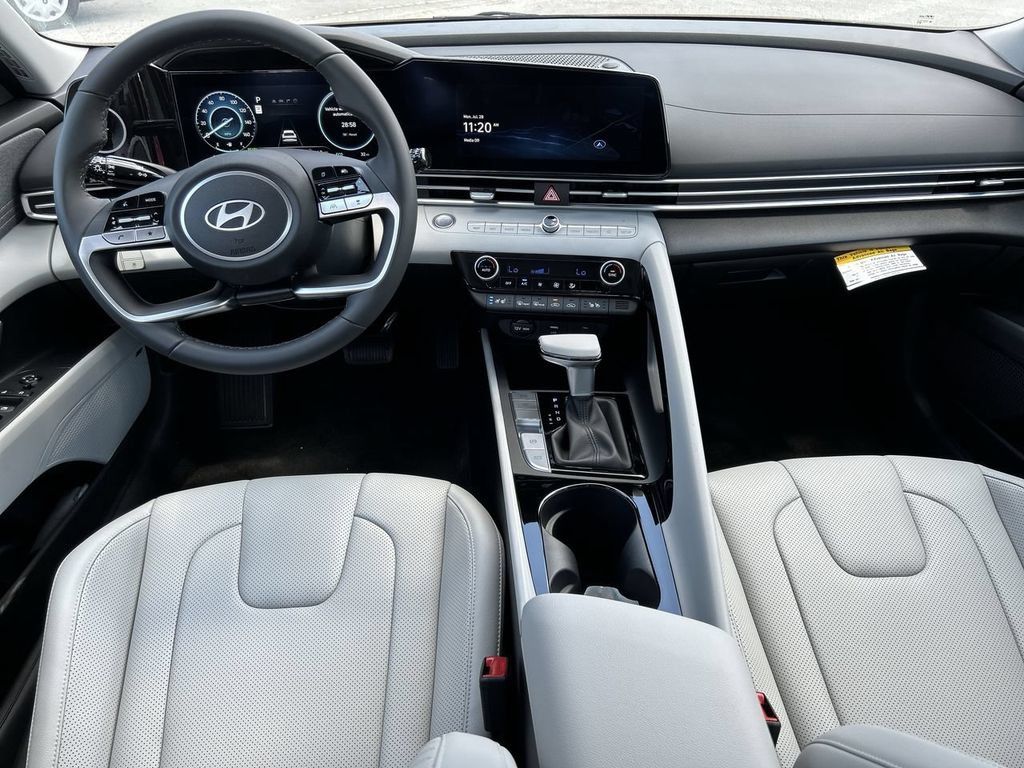 New 2025 Hyundai Elantra Limited FWD image 3