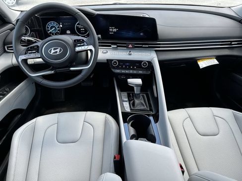 New 2025 Hyundai Elantra Limited FWD image 3