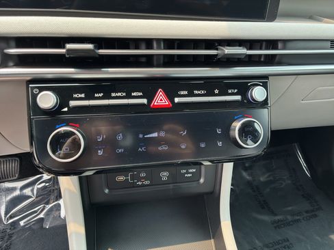 Certified 2025 Hyundai Tucson Limited AWD/4WD image 17