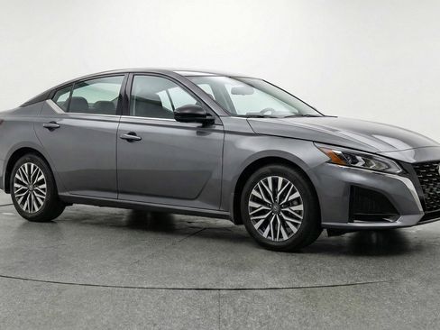 Used 2025 Nissan Altima 2.5 SV FWD image 1