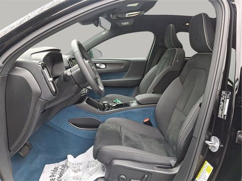 Certified 2022 Volvo C40 P8 Recharge Ultimate image 12