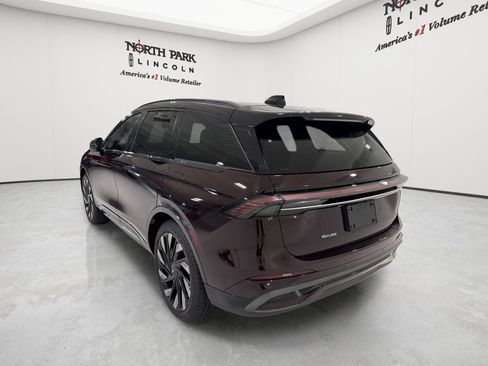 Used 2025 Lincoln Nautilus Reserve AWD/4WD image 3