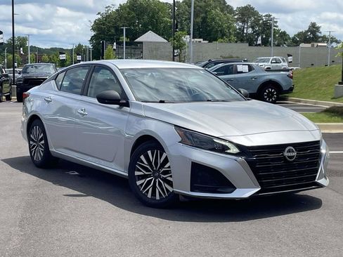 Used 2024 Nissan Altima 2.5 SV FWD image 1