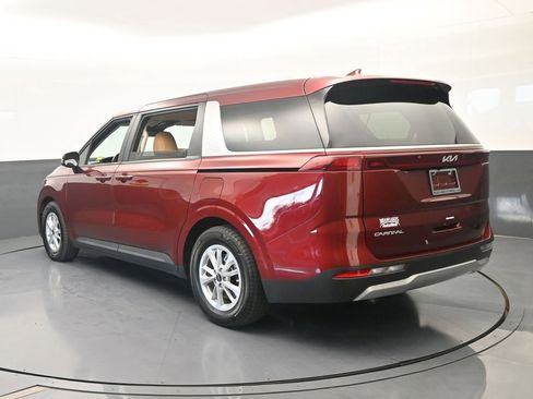 Used 2024 Kia Carnival LX FWD image 4