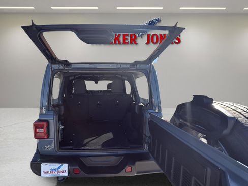 Used 2024 Jeep Wrangler Unlimited Sahara AWD/4WD image 16