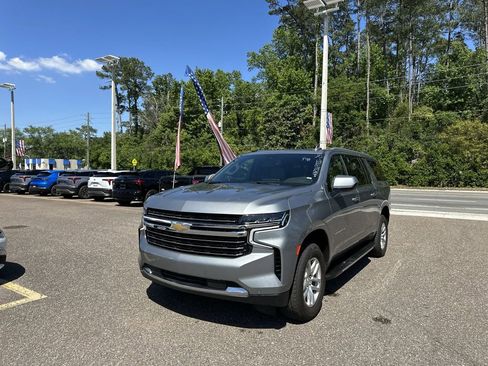 Used 2024 Chevrolet Suburban LT image 4