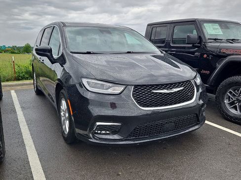Used 2023 Chrysler Pacifica Touring-L FWD image 4