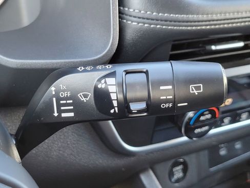 Used 2025 Nissan Rogue SV image 30