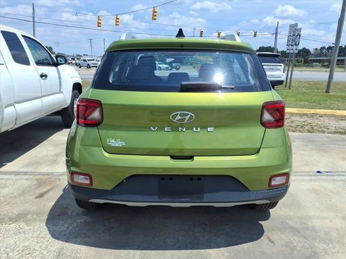 Used 2022 Hyundai Venue SEL FWD image 3
