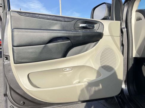 Used 2019 Dodge Grand Caravan SE image 12