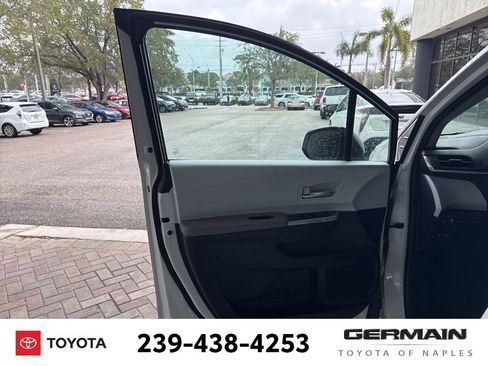 Used 2025 Toyota Sienna XLE image 18