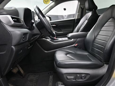 Used 2021 Toyota Highlander XLE AWD/4WD image 20