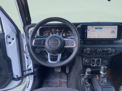 Used 2025 Jeep Wrangler Sahara image 17