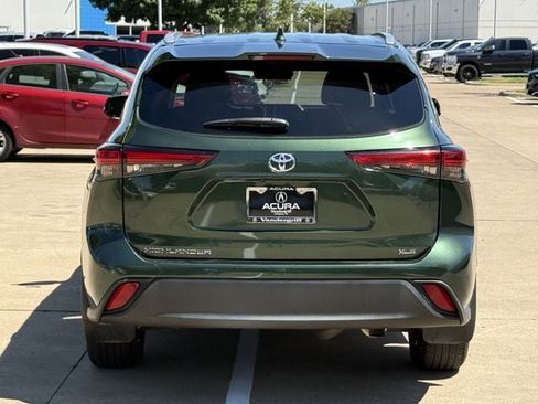 Used 2023 Toyota Highlander XLE FWD image 5