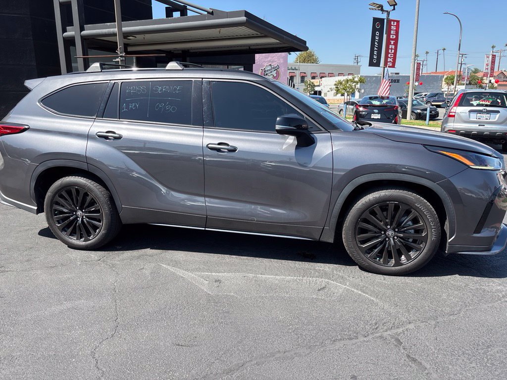 Used 2021 Toyota Highlander XSE FWD image 3