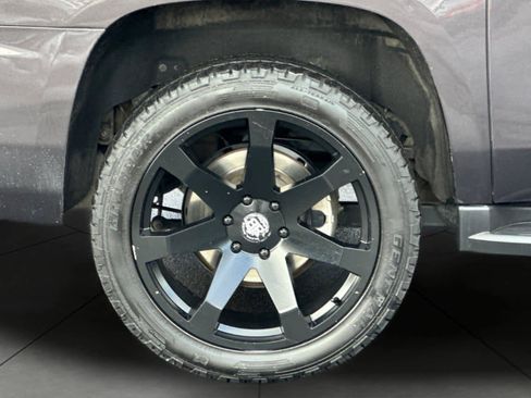 Used 2017 Chevrolet Suburban LT image 11