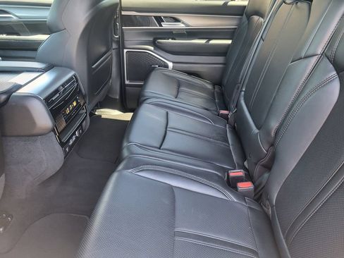 Used 2025 Jeep Wagoneer 4WD image 29
