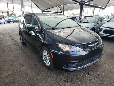 Used 2023 Chrysler Voyager LX FWD image 2
