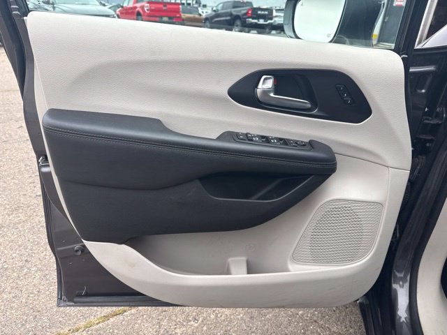 Used 2020 Chrysler Pacifica Limited FWD image 12