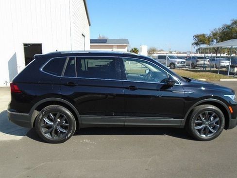 Used 2022 Volkswagen Tiguan SE image 2