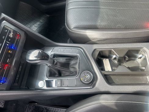 Used 2022 Volkswagen Tiguan SE w/ Panoramic Sunroof Package image 21