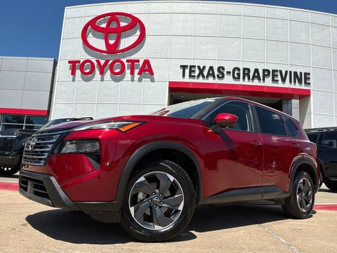 Used 2025 Nissan Rogue SV AWD/4WD image 2
