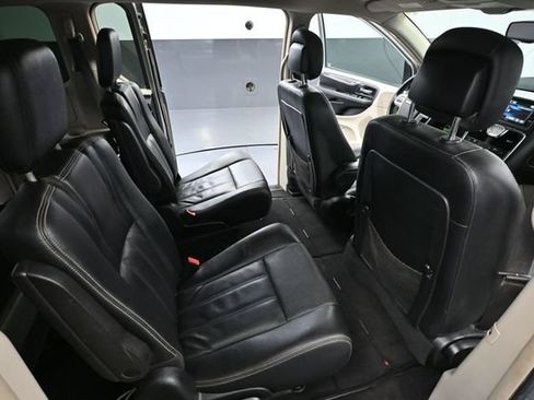Used 2015 Chrysler Town & Country Touring FWD image 39