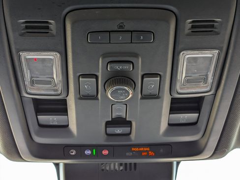 Used 2023 GMC Yukon SLT w/ SLT Premium Package image 31