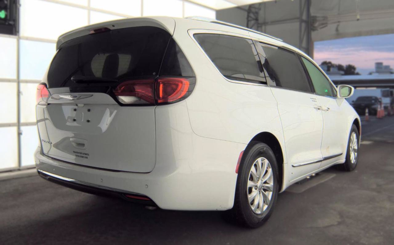 Used 2019 Chrysler Pacifica Touring-L FWD image 5