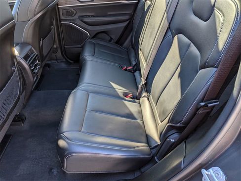 Certified 2022 Jeep Grand Cherokee Limited w/ Luxury Tech Group II image 23