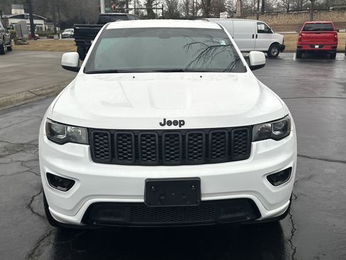 Used 2018 Jeep Grand Cherokee Altitude image 2