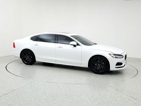 Used 2019 Volvo S90 T5 Momentum image 3