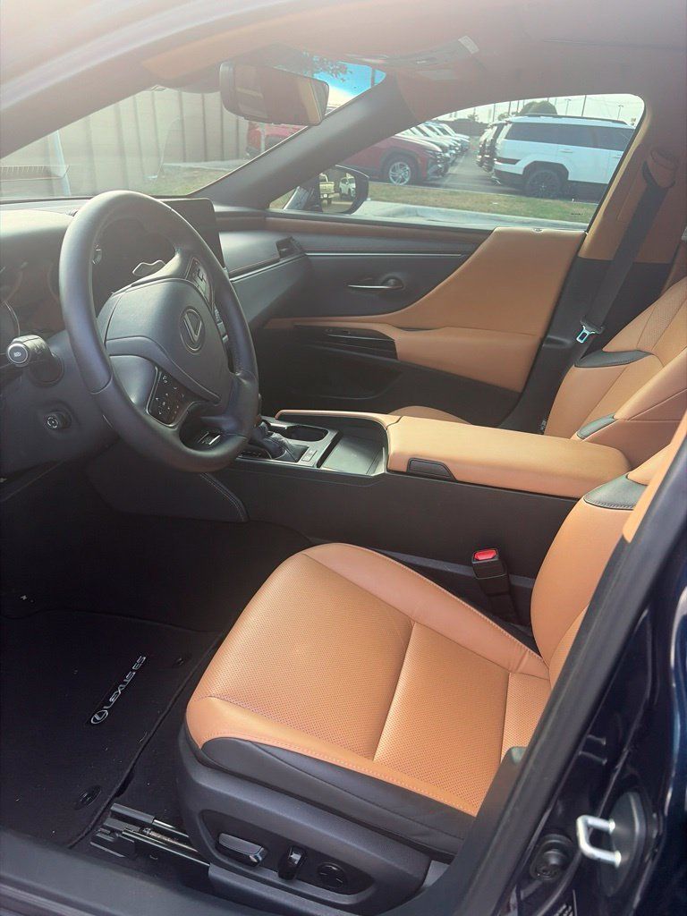 Used 2025 Lexus ES 300h w/ Premium Package FWD image 6