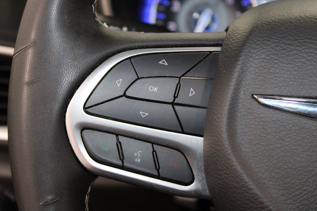 Used 2025 Chrysler Pacifica Select FWD image 36