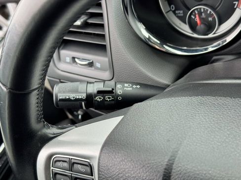 Used 2019 Dodge Grand Caravan SE w/ UConnect Hands-Free Group image 23