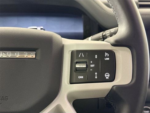 Used 2025 Land Rover Defender 110 X-Dynamic SE image 18