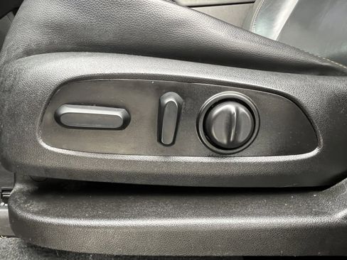 Used 2021 Chevrolet Traverse LT w/ LT Premium Package image 24