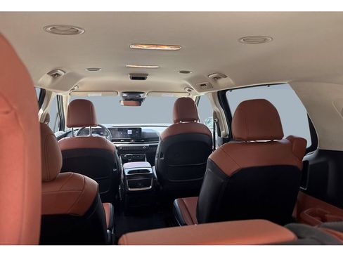 Used 2025 Kia Carnival EX FWD image 18